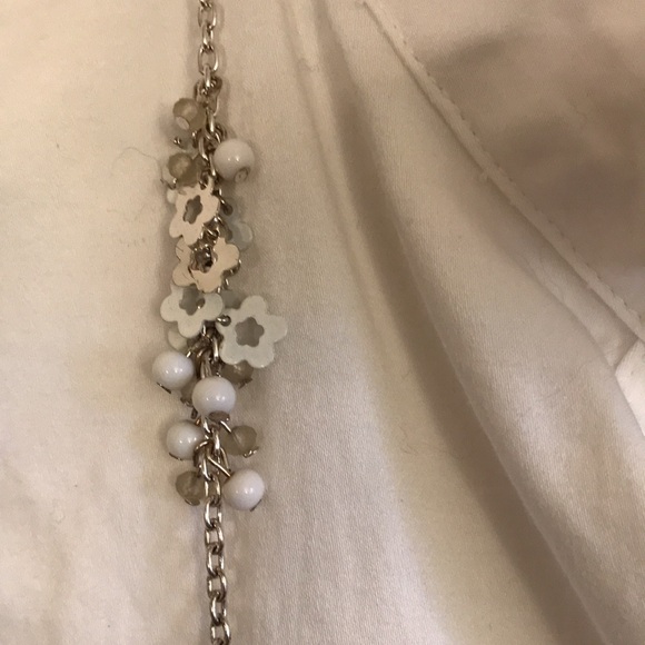 Silver-tone white flower and bead design necklace.  Very cute! - Picture 5 of 8
